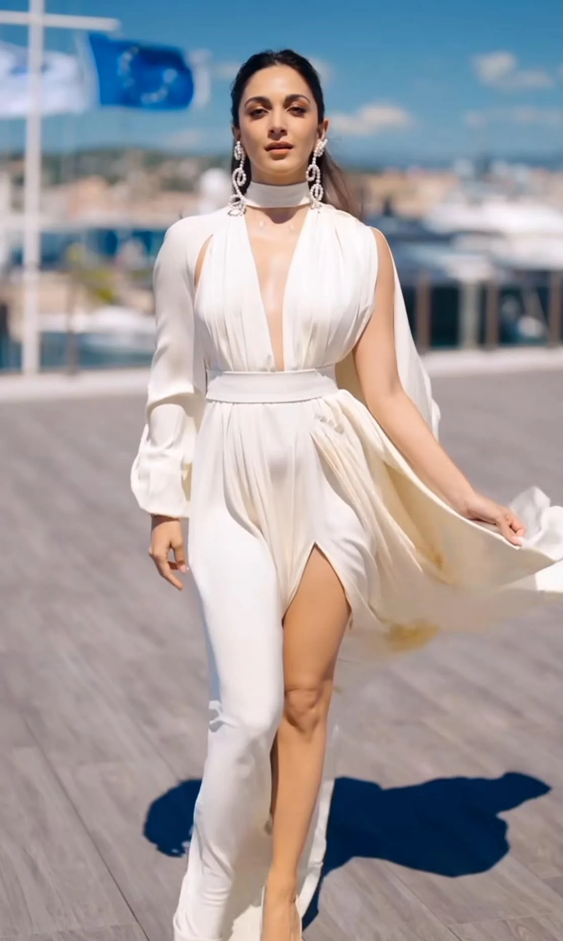 प्रवल गुरुङले डिजाइन गरेको ड्रेसमा खुलेकी कियरा आडवाणी(तस्वीर) 6 कियारा आडवाणी