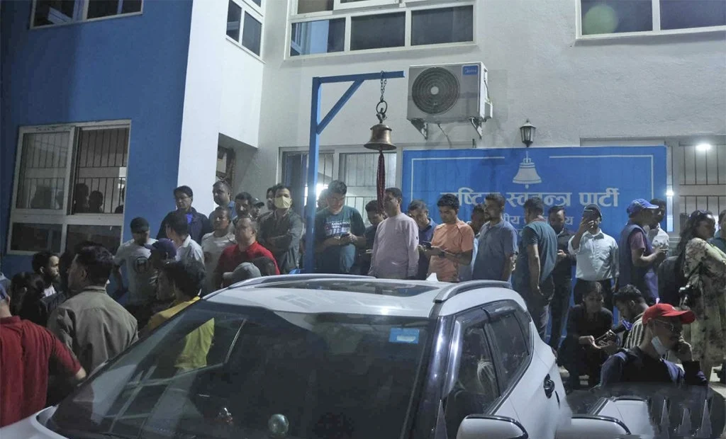 रास्वपाका पदाधिकारी र कार्यकर्ता केन्द्रीय कार्यालयमा (तस्बिरहरू) 1 1000027601