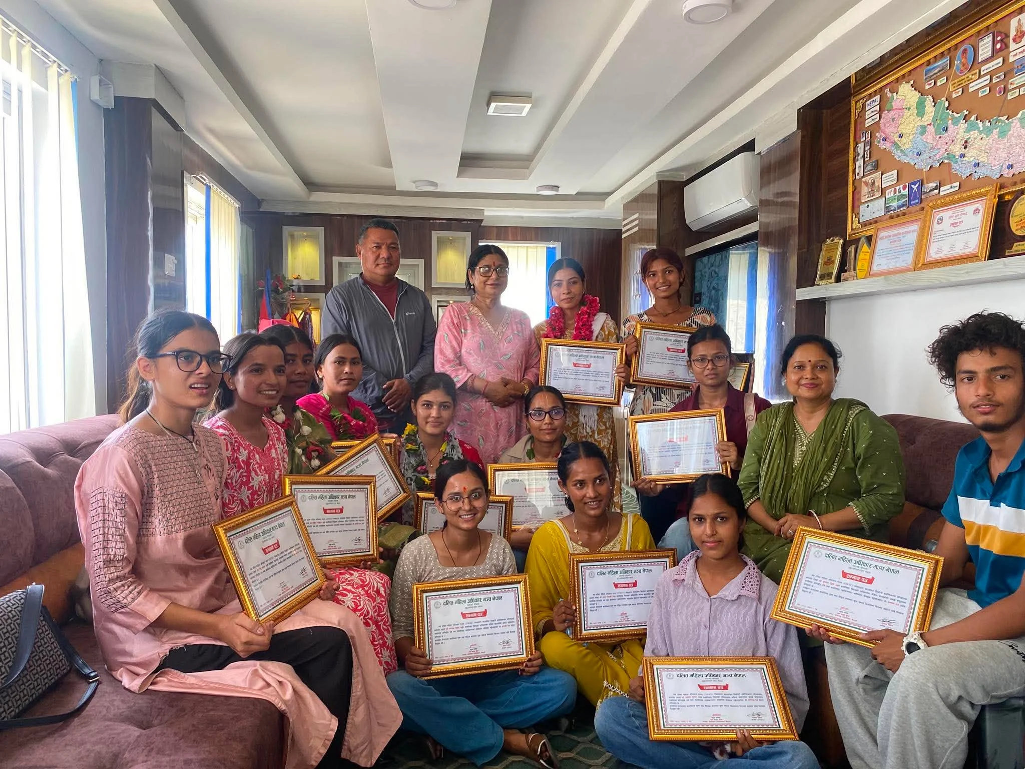 बर्दगोरिया गाउँपालिकामा बालविवाहविरुद्ध सक्रिय किशोरी सम्मानित, विपन्न छात्राहरूलाई शैक्षिक सहयोग 2 dalit forum 02