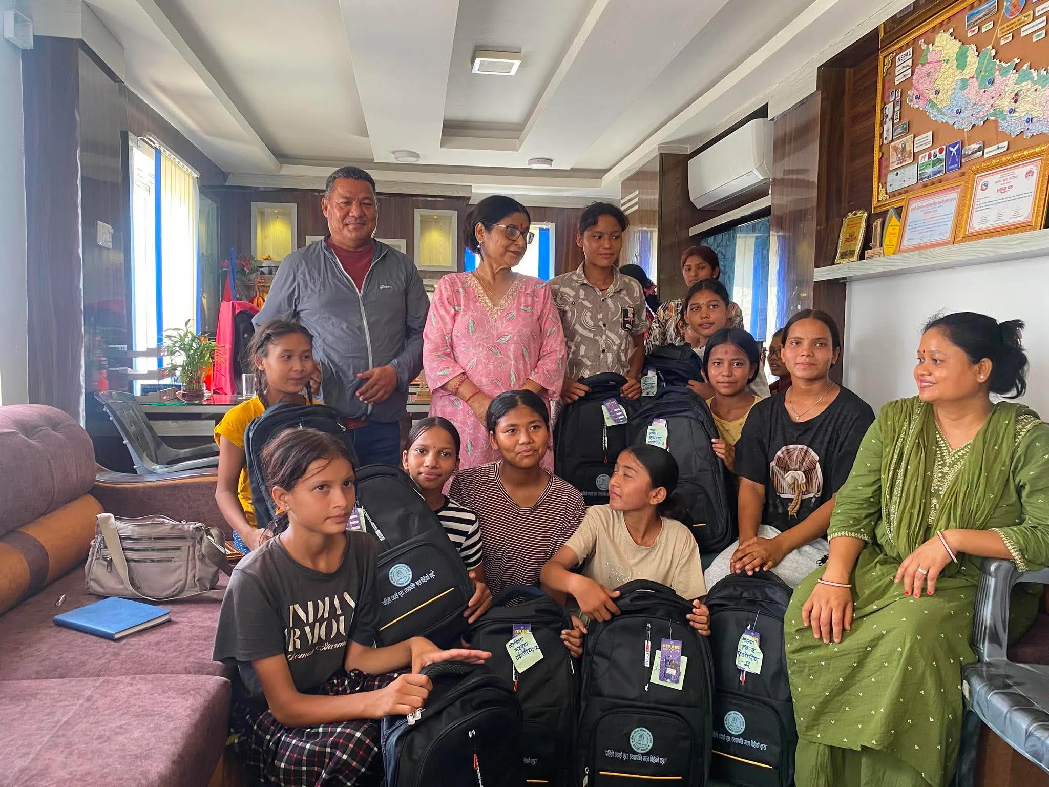 बर्दगोरिया गाउँपालिकामा बालविवाहविरुद्ध सक्रिय किशोरी सम्मानित, विपन्न छात्राहरूलाई शैक्षिक सहयोग 3 dalit forum 03